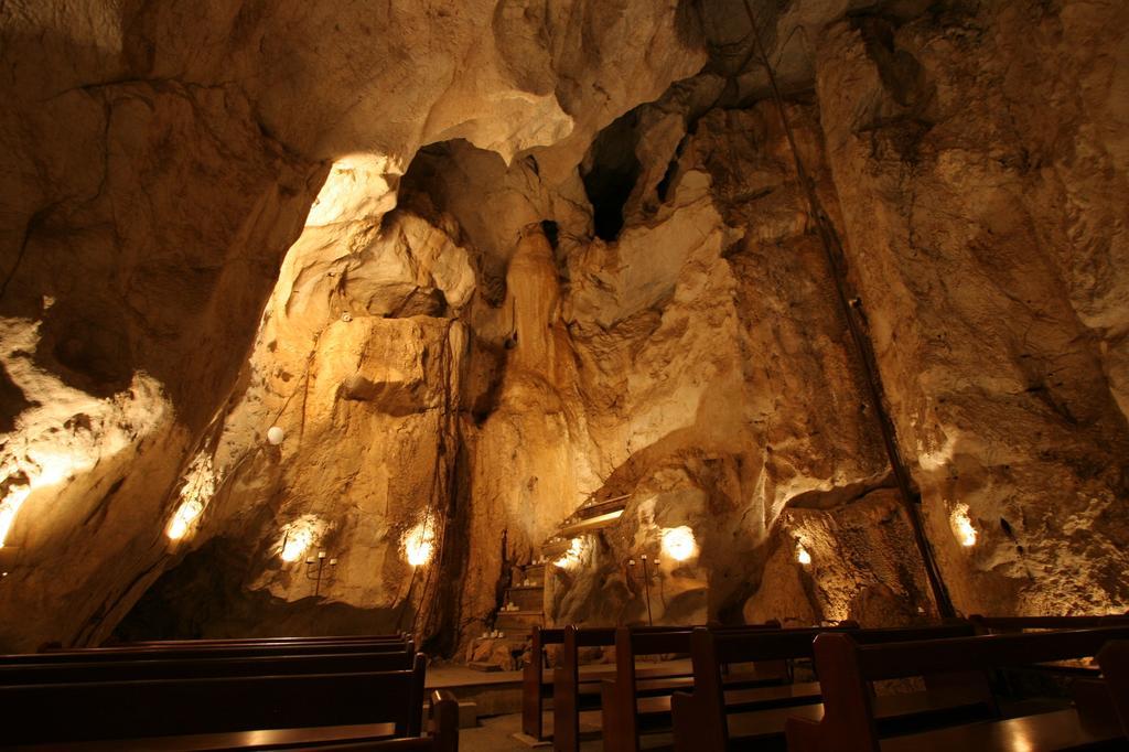 Capricorn Caves Hotel Rockhampton Eksteriør billede